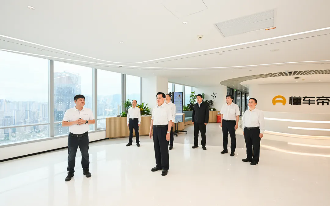 1 重庆懂车族科技有限公司拥有一站式汽车信息、交易和服务平台,依托技术优势和用户生态赋能重庆汽车产业发展。袁家军了解企业营收规模、用户生态构建等情况,观看智能化汽车销售服务平台演示。他指出,要强化AI赋能,完善汽车消费服务评价机制,助力车企提高服务水平,更好打通产业链生产端、流通端和消费端,为建设智能网联新能源汽车之都贡献力量。在陶然居·“渝味360.png