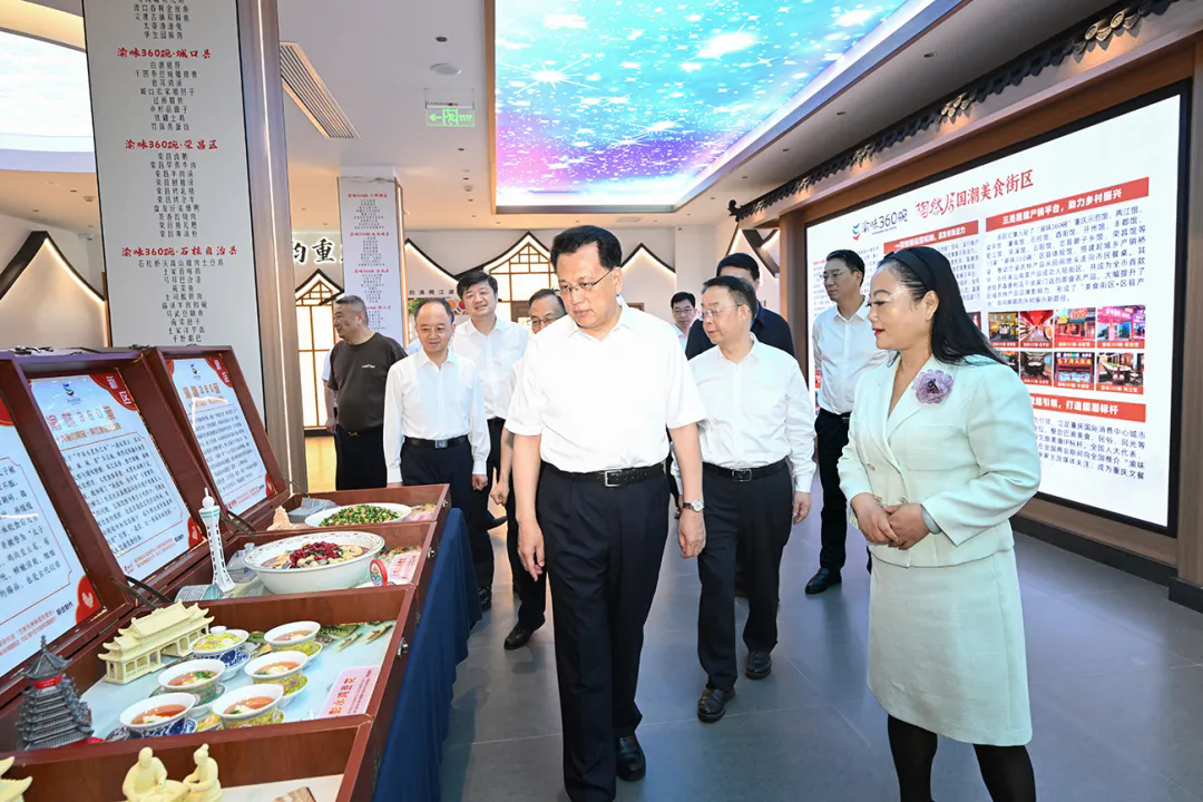 3 5月28日上午,市委书记袁家军考察陶然居·“渝味360碗”国潮美食街规划运营情况。记者 苏思 摄视觉重庆.png
